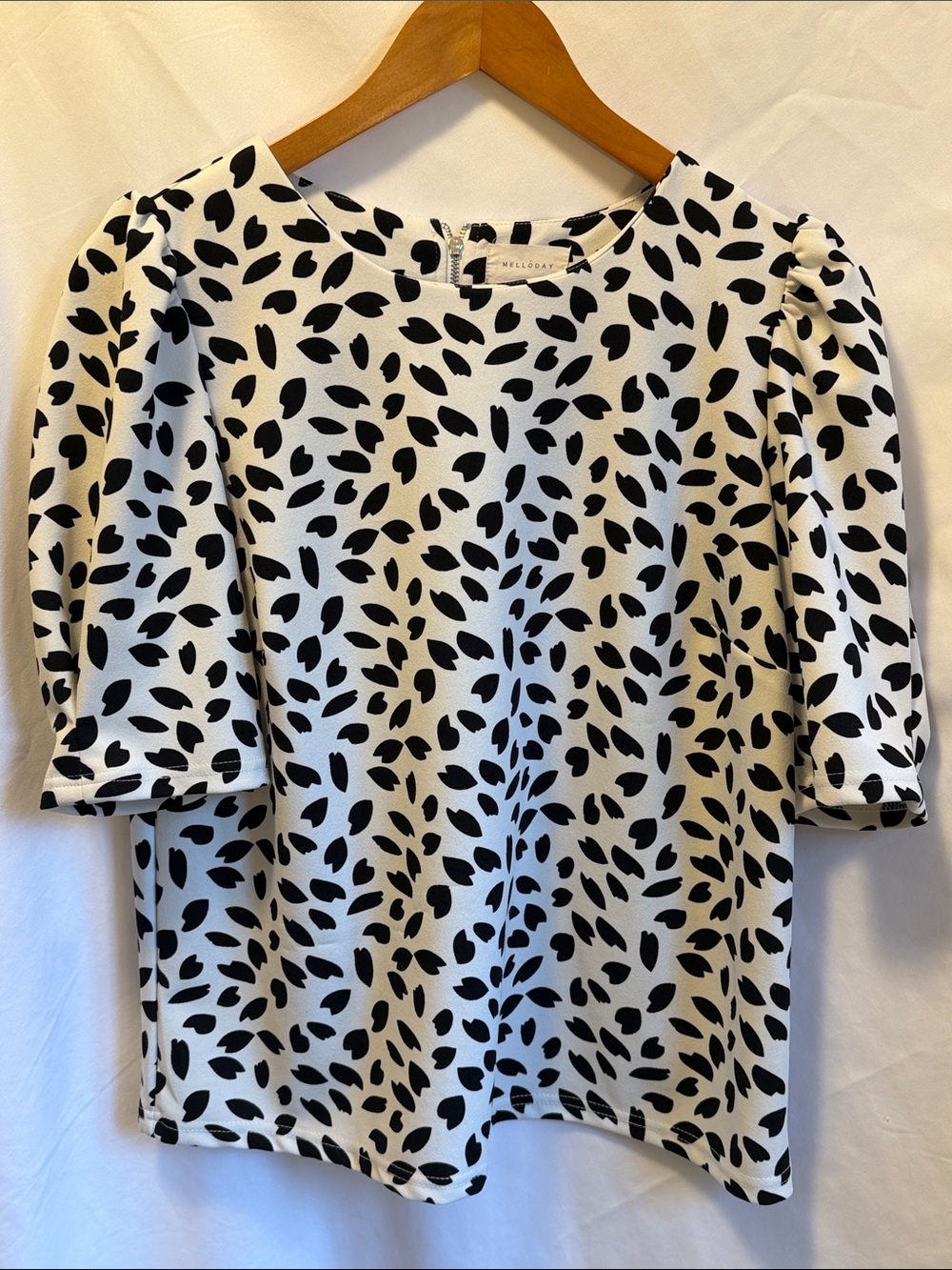 MELLODAY Black and White Leaf-Print Puff Sleeve Top